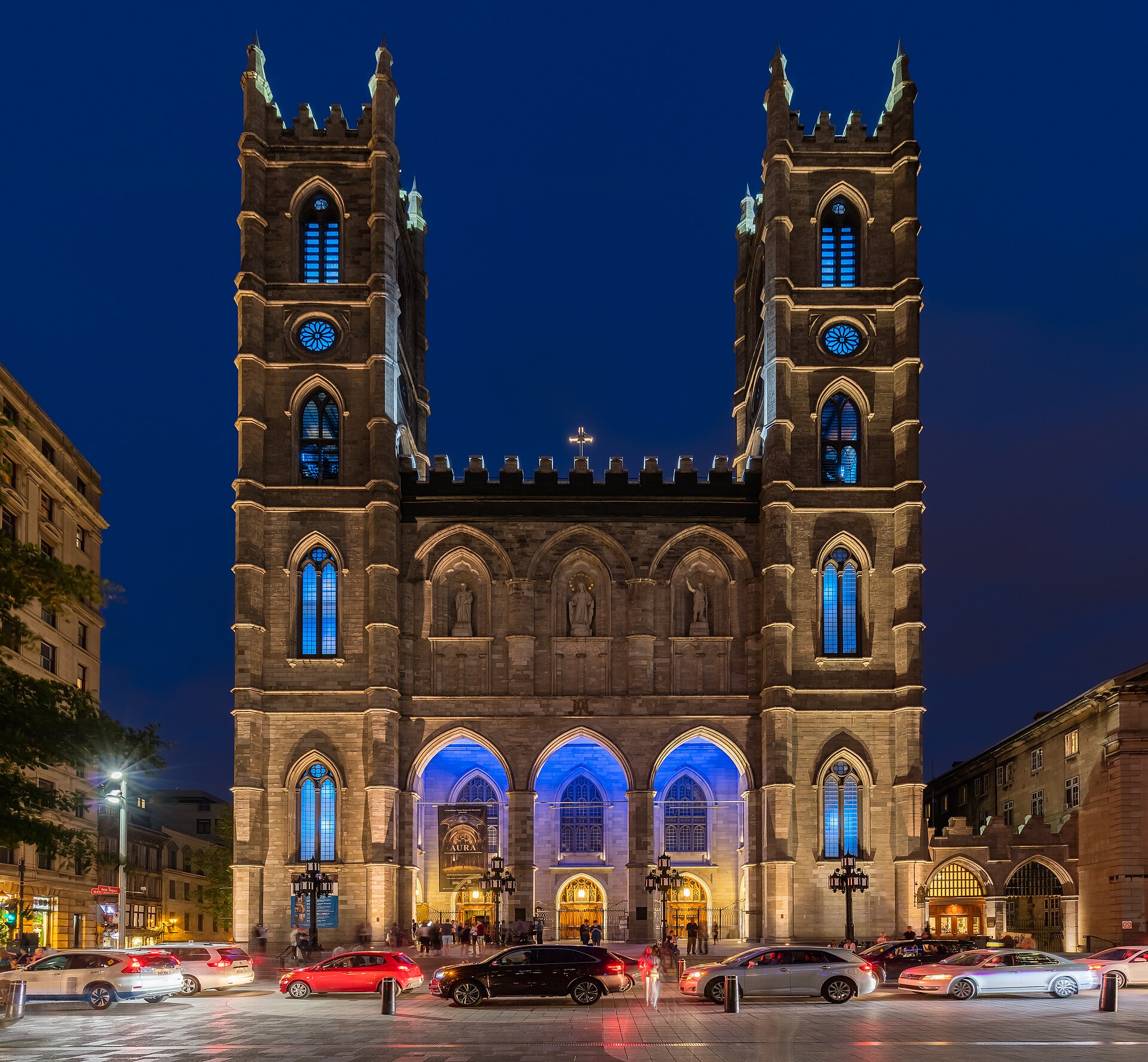 Basílica de Notre-Dame de Montreal iluminada à noite