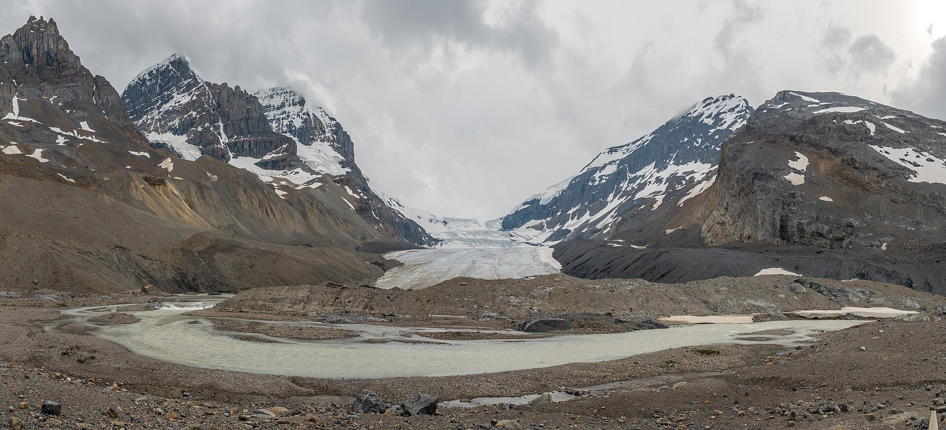 Glaciar Athabasca entre montanhas