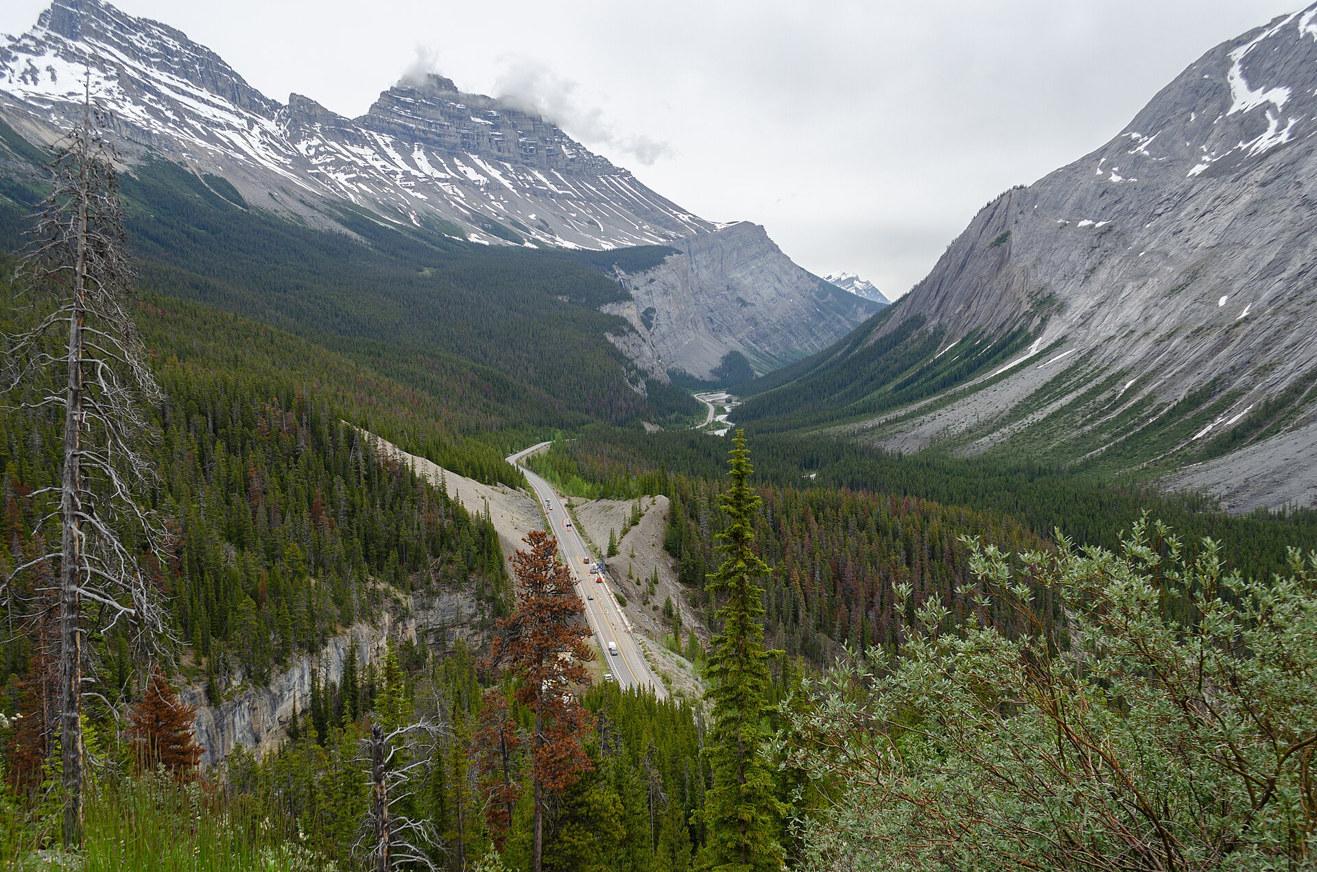 Icefields Parkway atravessando um vale das Rockies