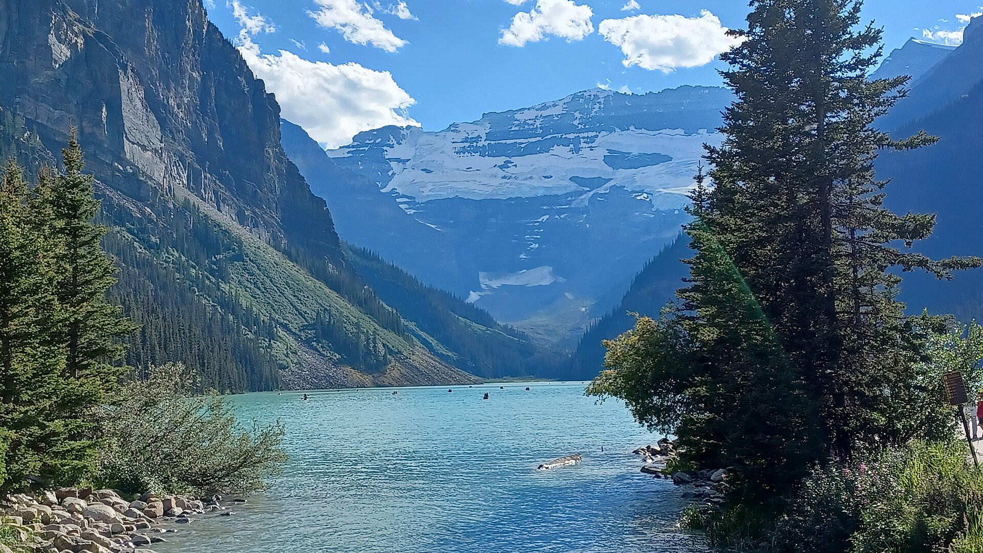 Lake Louise cercado pelas montanhas de Banff