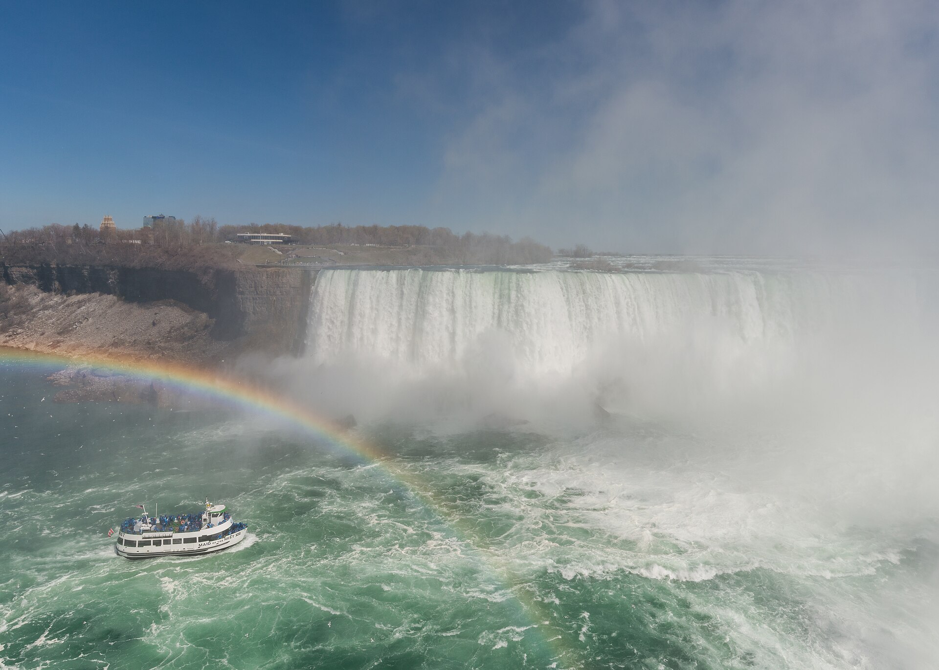 Barco se aproximando da Horseshoe Falls no Niágara