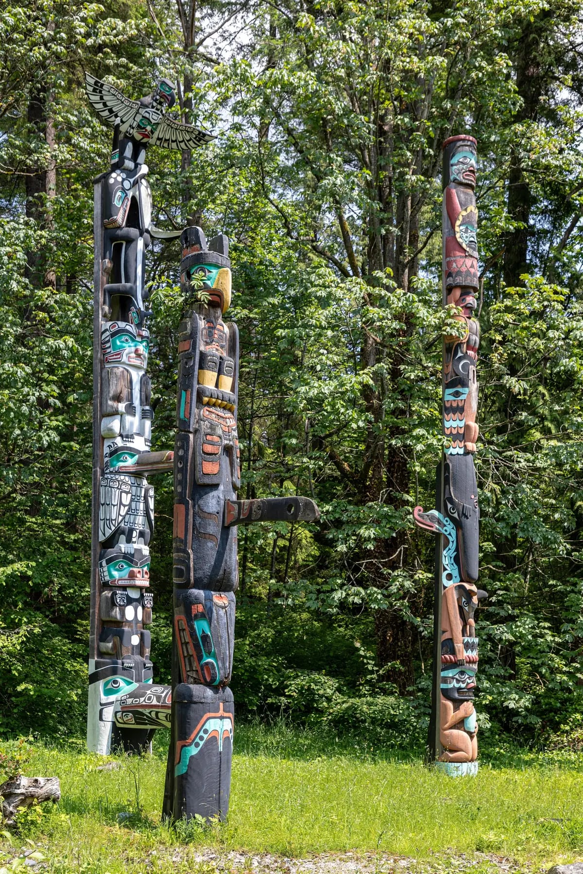 Postes esculpidos de artistas das Primeiras Nações em Stanley Park